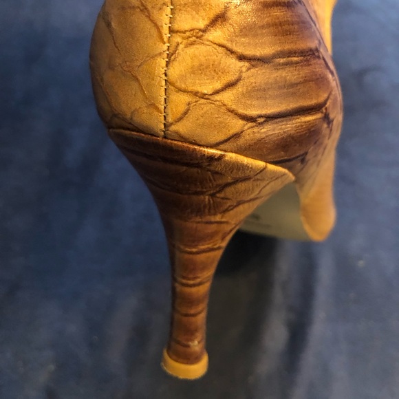 Two Lips Leather Brown Boots Size 8 (Made in Brazil) Slightlly Used - Picture 4 of 5